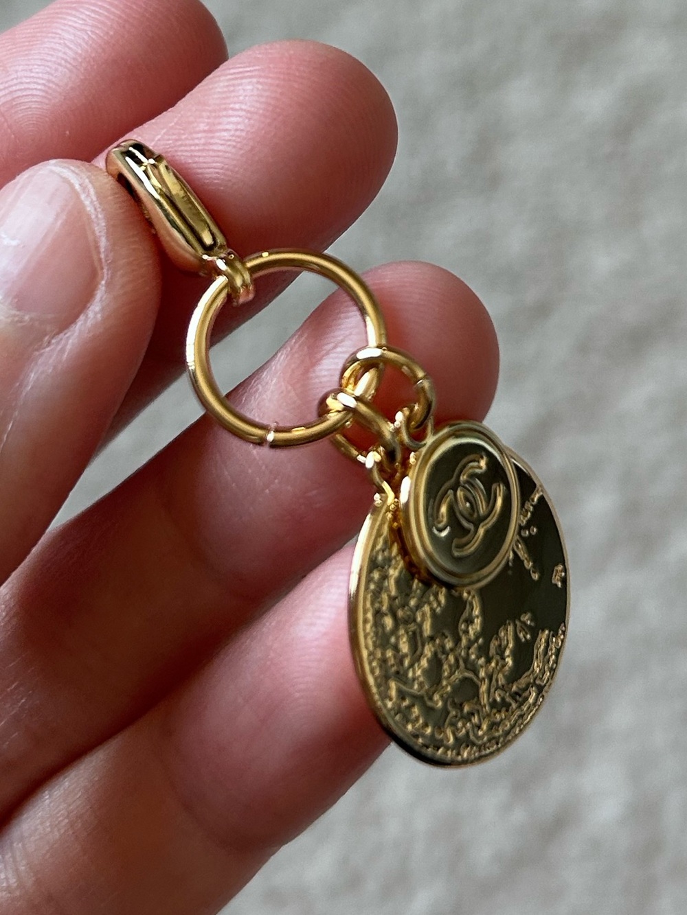 Chanel Beauty 2022 Holiday Novelty Gift Gold-Tone Pendant Charm Set 2 Pcs OS New - Picture 6 of 13